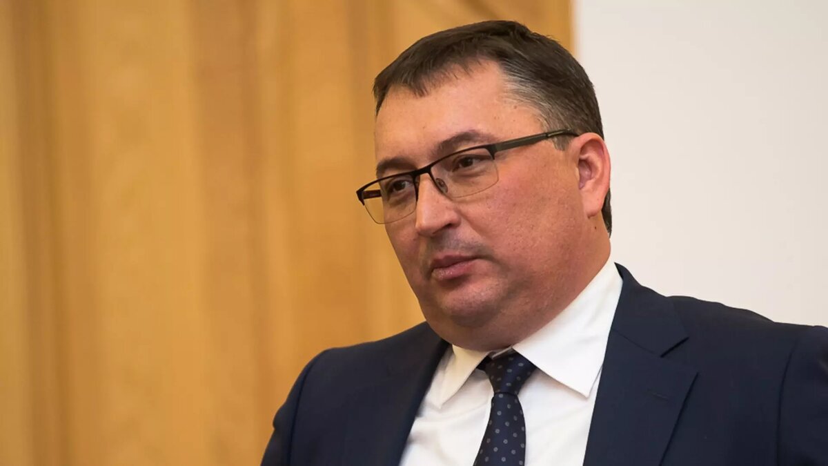     Министр стал одним из трех заместителей директора.