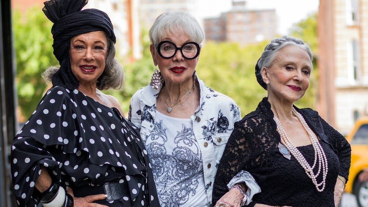 Старые женщины всегда будут. Модные старушки. Модные бабушки подружки. Три модные старушки. Три модные бабульки.