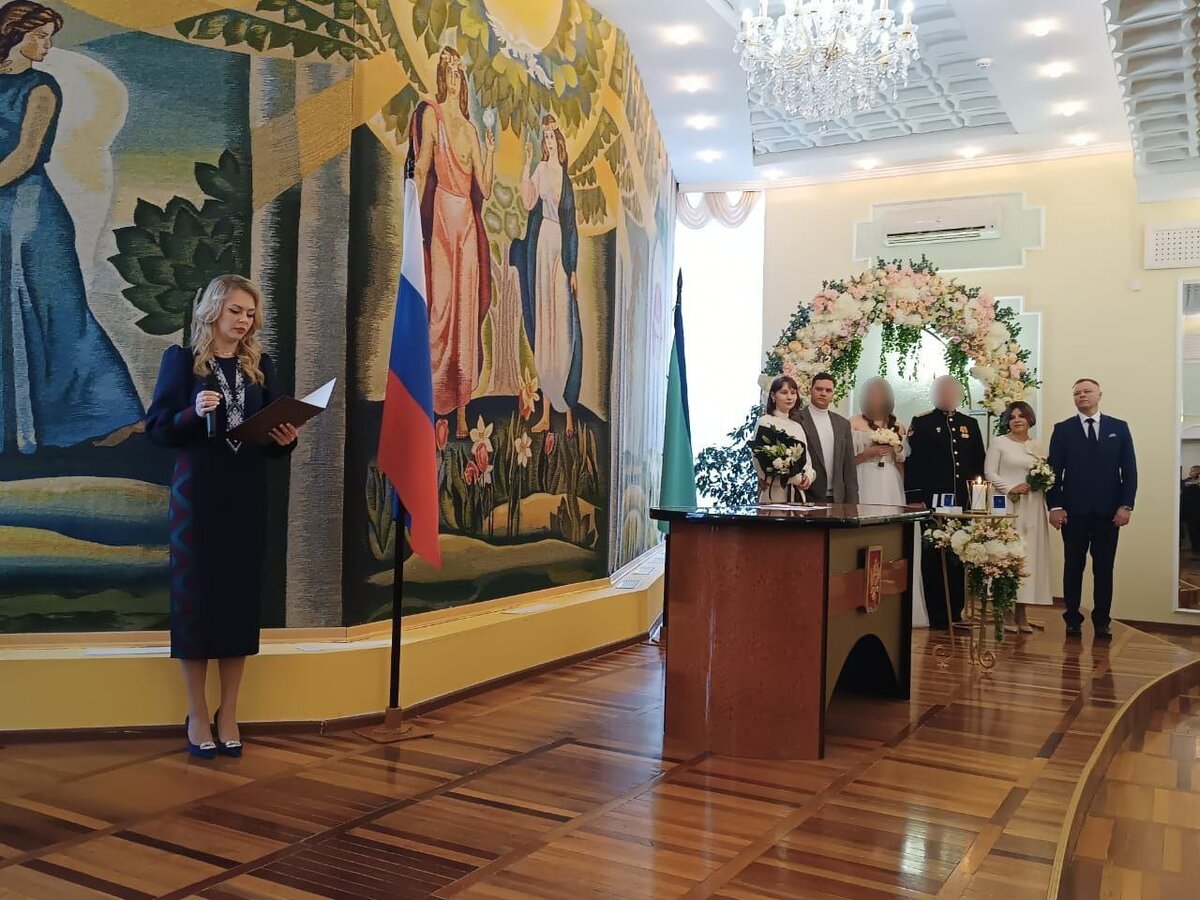 жених и невеста в загсе. расписаться в загсе. свадьба загс. свадебная фотосессия в загсе. платье для загса без церемонии.