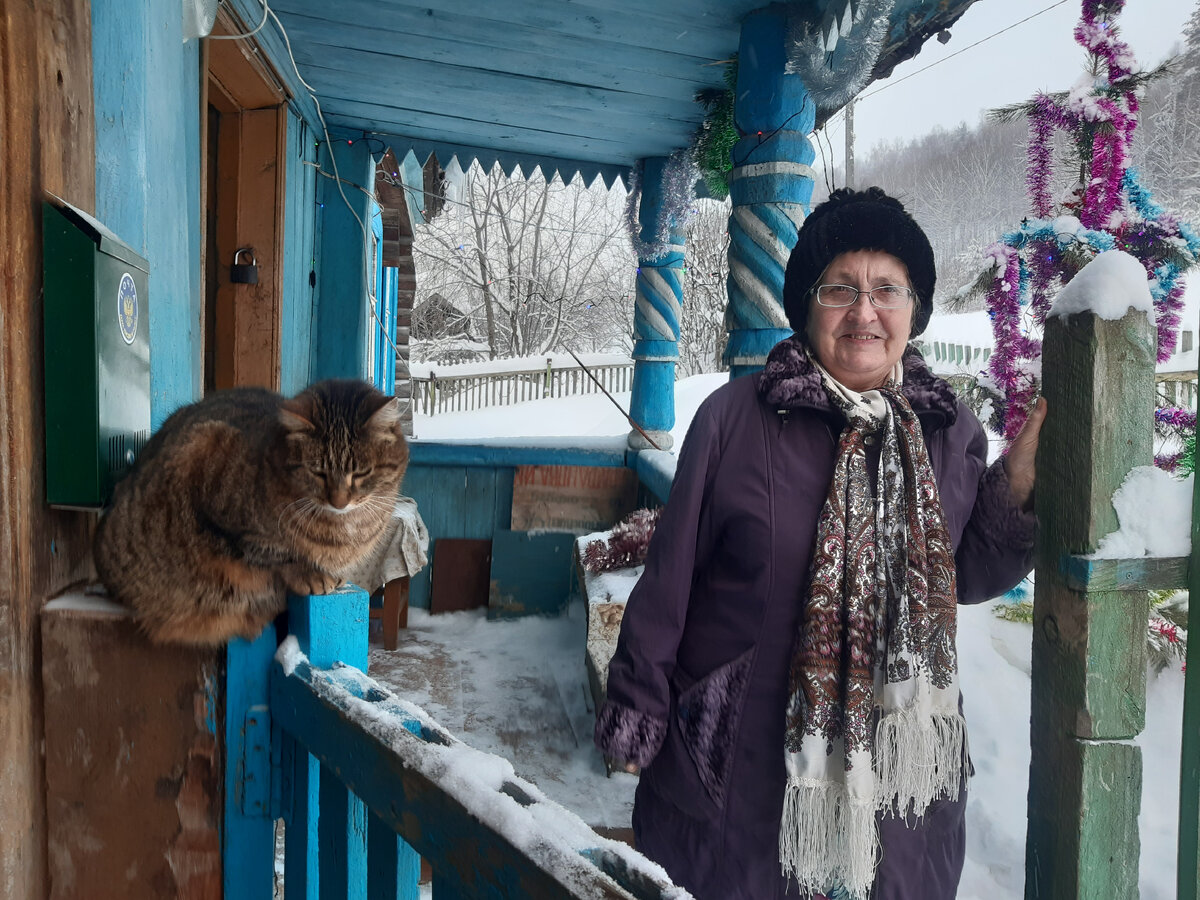 Галина Александрова в своём доме в Порогах. 