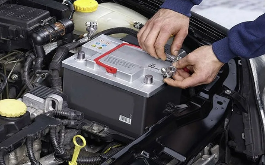 емкость аккумулятора большая. что если в автомобиль поставить аккумулятор большей емкости. аккумулятор 55, ампер - 60 ампер. аккумулятор автомобильный. можно ставить аккумулятор большей емкости.