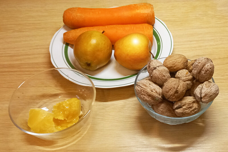 Для салата нужны морковь, яблоки и мед, а для украшения орехи.