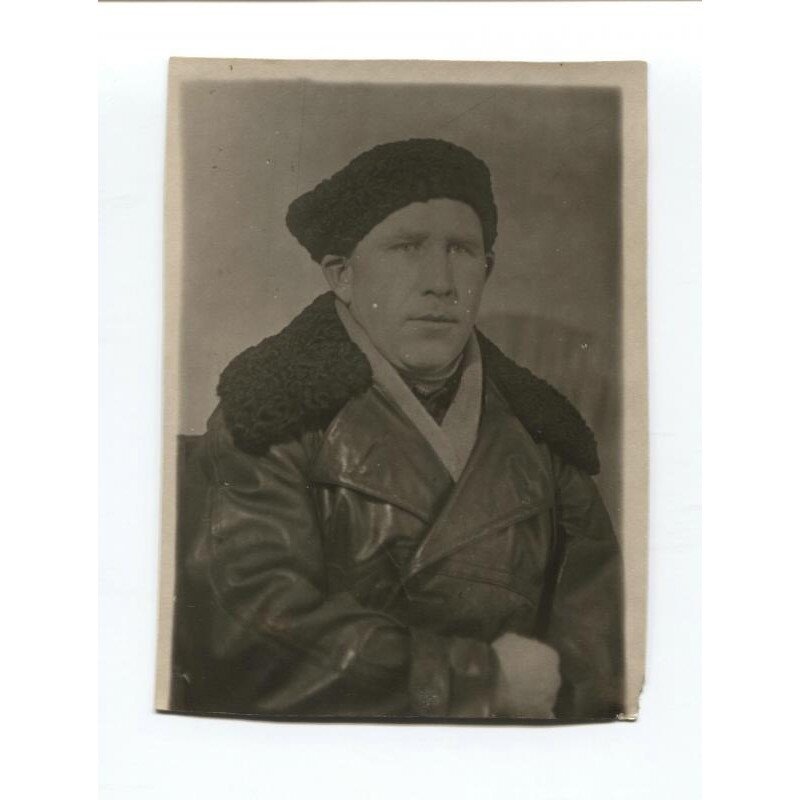 - Н.В. Чекавинский после госпиталя 1943 год. Заметно отсутствие руки.