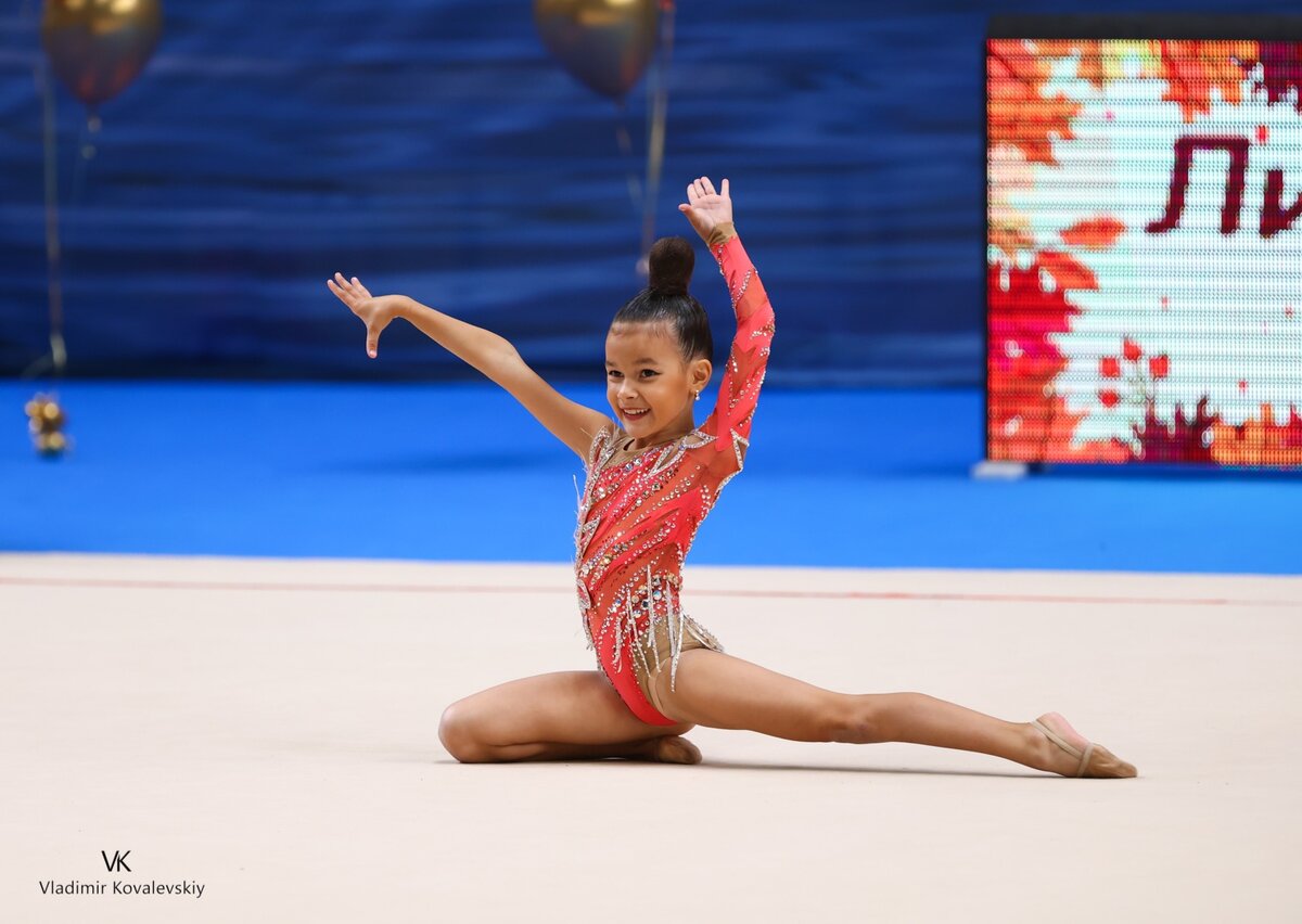 гимнастика. катание обруча. песня про художественную гимнастику. музыкальная гимнастика. песня про художественную гимнастику.