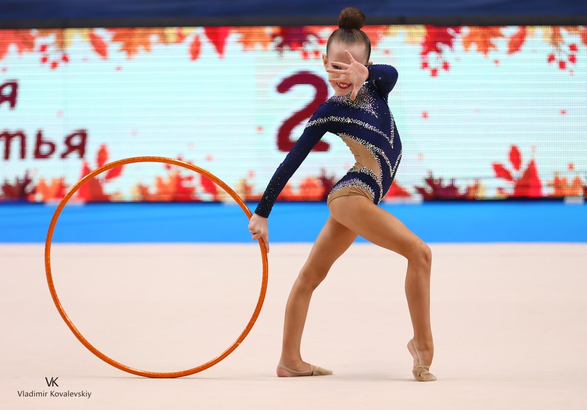 Гимнастка. Как называют художественную гимнастику. Как называют художественную гимнастику. Гимнастка с лентой. Волченкова софия художественная гимнастика.