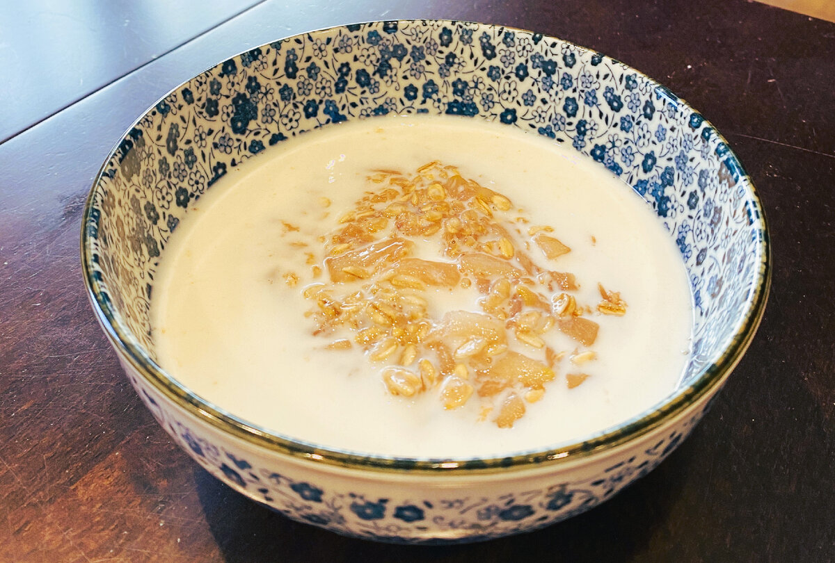 Овсяная каша на молоке ккал на 100. Семья каши. Каша семь злаков детская. Семейный завтрак каша. Человек ест кашу.