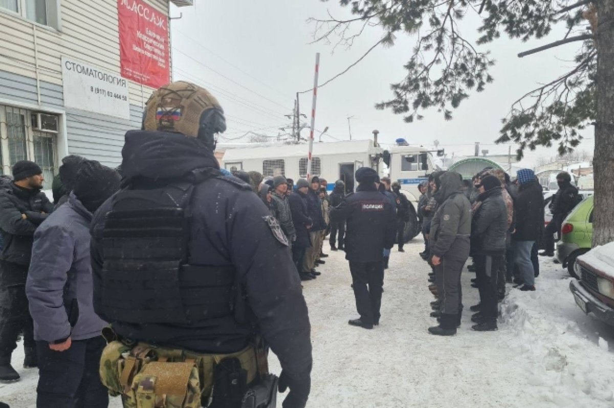    Полиция Самары проводит проверку мигрантов на ул. Дальневосточной