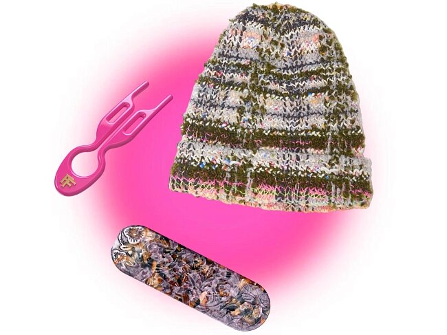 Шапка Collina Strada Winter HAT Vitelli Plaid, peakstore.ru; Заколка Fiona Franchimon №1 Hairpin «ярко-розовый», foamstore.ru; Заколка HAIRMATES с орнаментом «лавандовый леденец», foamstore.ru