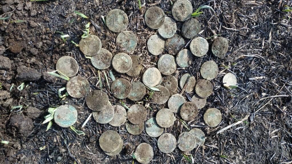 Вознаграждение за клад. Клад талеров. Нашел клад. Клады медных монет. Сундук с серебряными монетами.