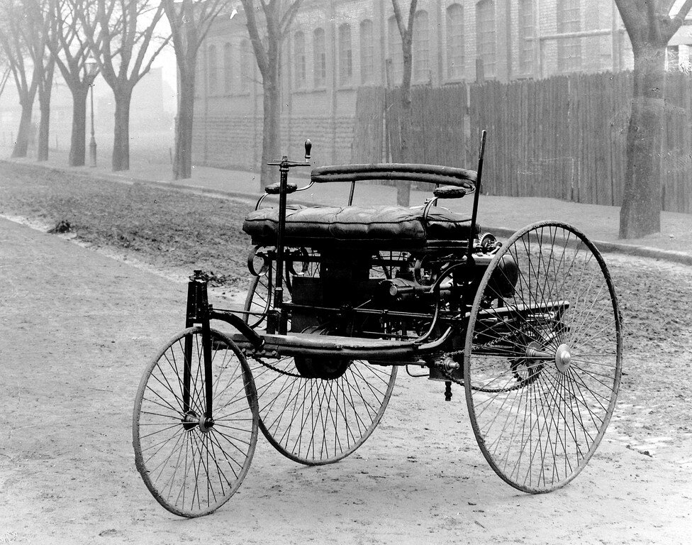 Первый автомобиль на бензине. Benz Patent-Motorwagen 1886 года.