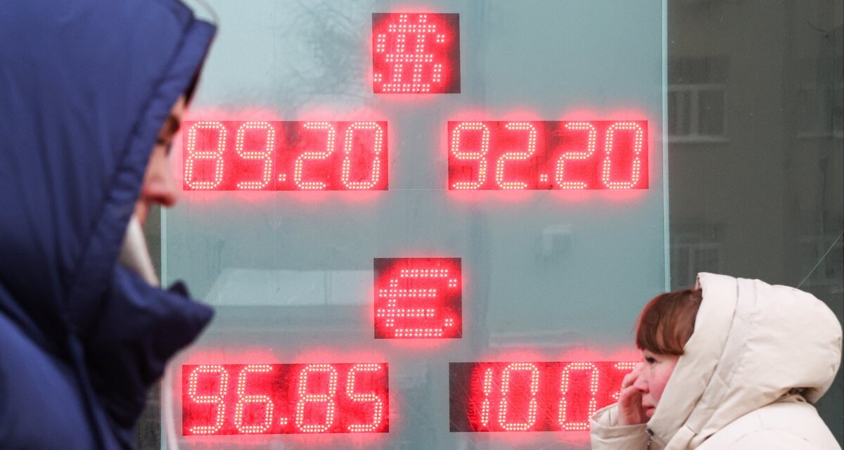 Пара доллар рубль сегодня. Валютный курс рубля. Доллары в рубли. Какая ситуация с рублем. Какая ситуация с рублем.