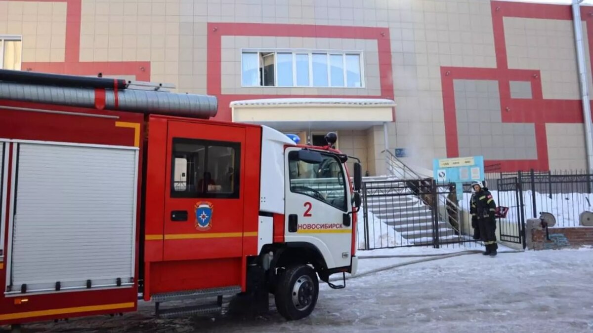 противопожарный экран. автоматическая система газового пожаротушения. помещение для защиты от огня. задымленное помещение. ворота подъемно-секционные противопожарные ei30.