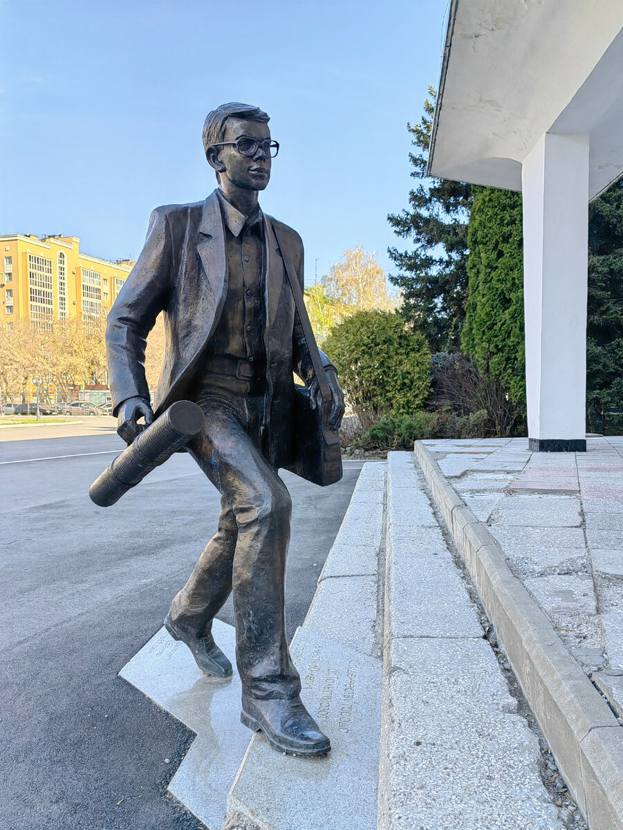 г. Тольятти. Памятник студенту. Адрес: Белорусская ул., д. 14