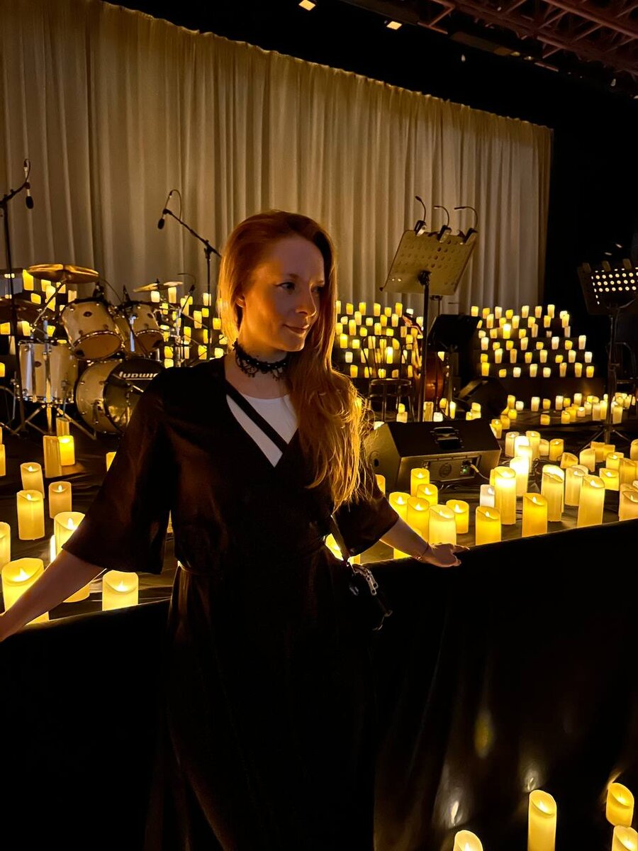 А точнее их распознавать) Часто не просто идентифицировать свои внутренние ощущения… Как думаете почему?🤔 
На все конечно же есть свои причины и одна из них / это ЗАПРЕТ на проживание. Эмоция как бы есть и ка бы ее нет…

Часто ты не хочешь казаться злым/расстроенным/обиженным на что бы то ни было, все потому, что создал себе свой аватар, который «правильная», «сильная», «мудрая» личность и это никак не стыкуется с тем, чтобы плакать, если тебе больно или четко обозначать свои границы, если злишься.

Поверь, другой человек никогда не поймёт, что у тебя там в голове происходит, если ты это не будешь озвучивать, мы так то все разные💁🏼‍♀️ И для кого-то что-то можеь быть невинной шуткой, поприкалываться, а для тебя - тотальное обесценивание, как личности. Но ты внимания не подаешь, сглотнула обиду, улыбнулась и спрятала глубоко. 

Мужчины тоже далеко не ушли, для большинства любовь - это телячьи нежности, фу, я ж такой брутальный! А в глубине души сидит желание просто раскрыть эти ощущения… Но, НЕЛЬЗЯ, уязвимо! 

Так и живем. Забываем глубину чувств, стесняемся проявляться и живем жизнь своих аватаров, тихо спрятавшись во внутренней клетке, которая с каждым моментом времени покрывается всё бОльшими слоями цинизма

#коуч #энергокоуч #психология #отношения #эмоции #любовь #путьксебе #путькмечте #любовьксебе