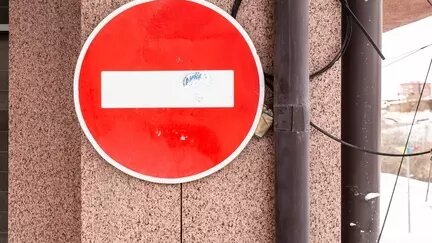    В Тюмени на один месяц продлили ограничения движения по улице Камышинской. Дорога на этом участке закрыта для автомобилистов с ноября прошлого года из-за сноса долгостроя.