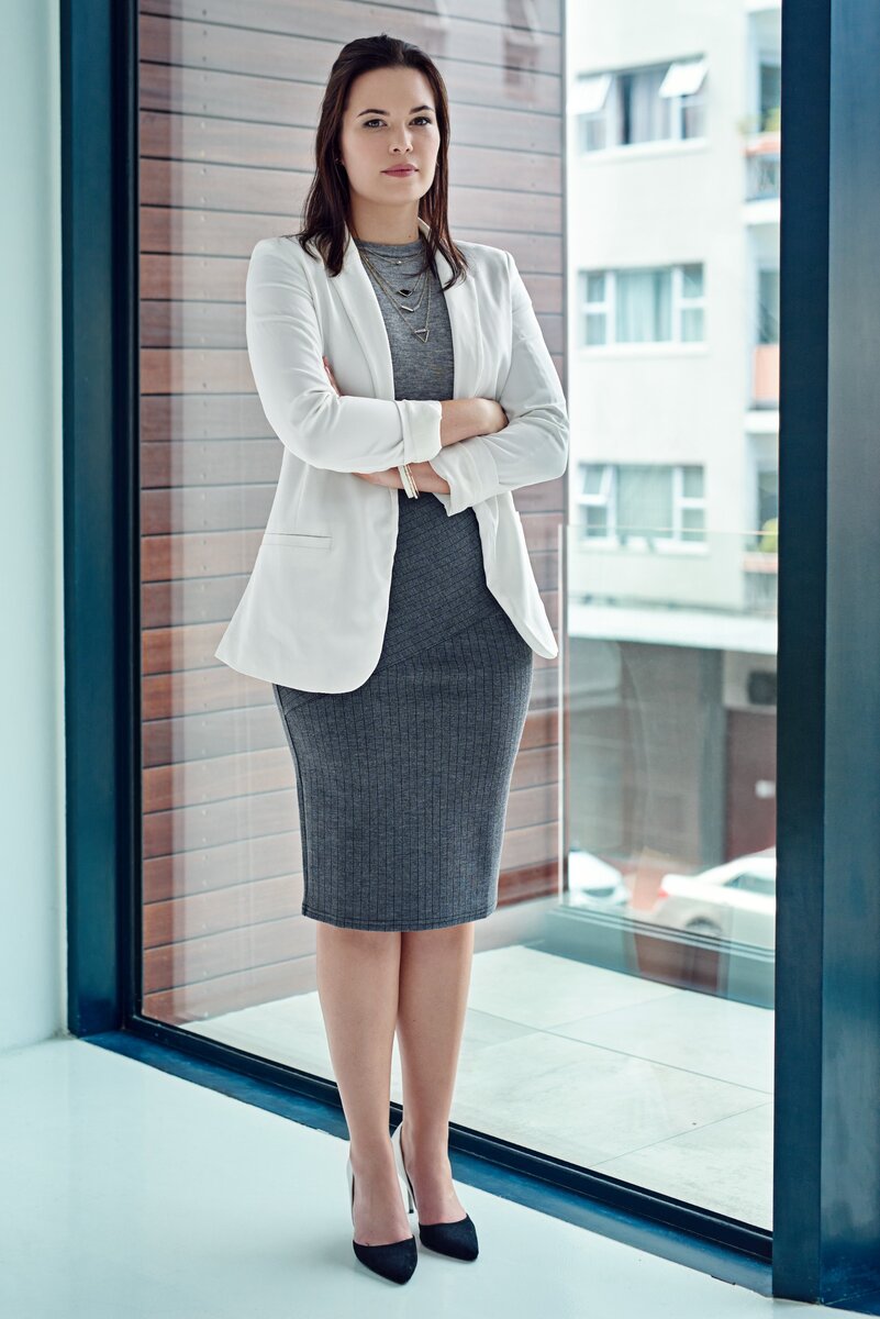 С наступлением зимы офисные рубашки и блузки хочется убрать подальше в шкаф и заменить их на теплую и вязаную одежду, в которой можно пережить даже самые сильные холода.-3