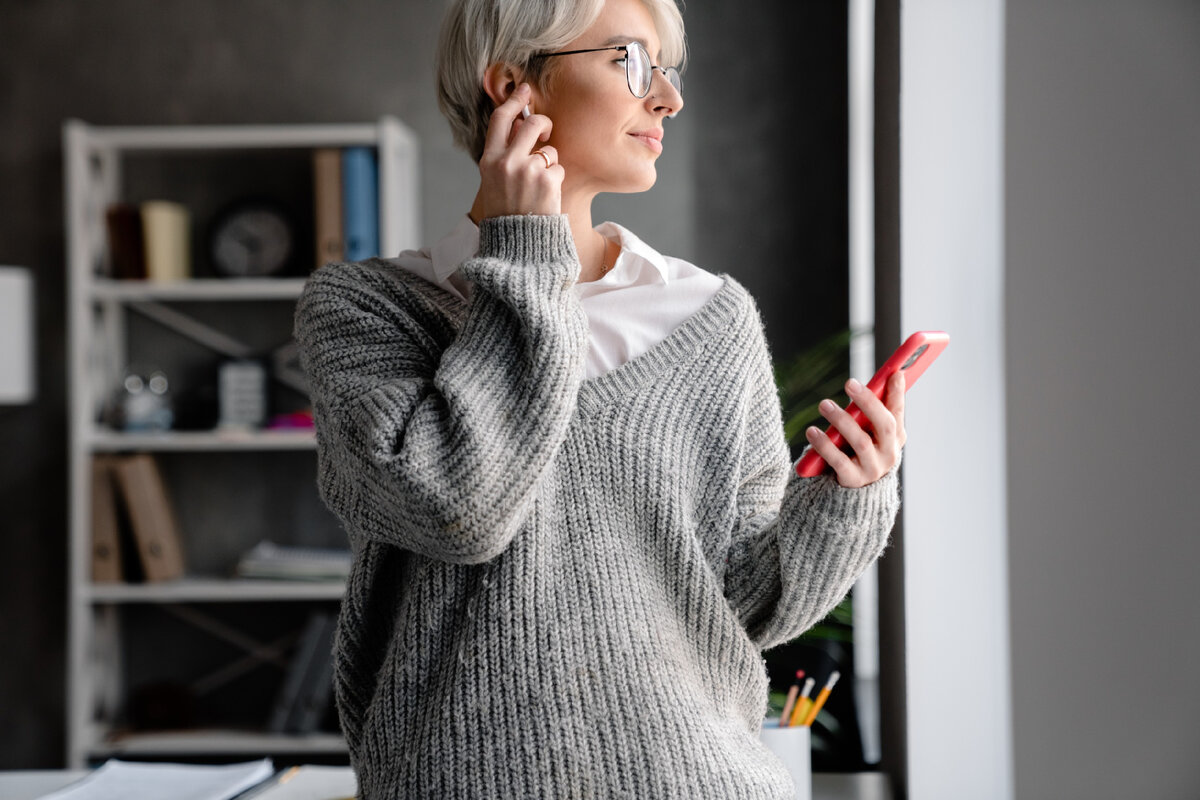 С наступлением зимы офисные рубашки и блузки хочется убрать подальше в шкаф и заменить их на теплую и вязаную одежду, в которой можно пережить даже самые сильные холода.-4
