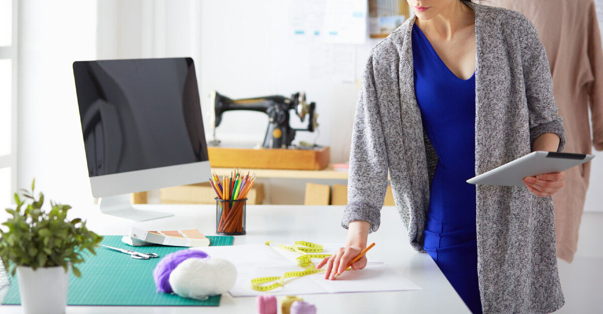 С наступлением зимы офисные рубашки и блузки хочется убрать подальше в шкаф и заменить их на теплую и вязаную одежду, в которой можно пережить даже самые сильные холода.-5