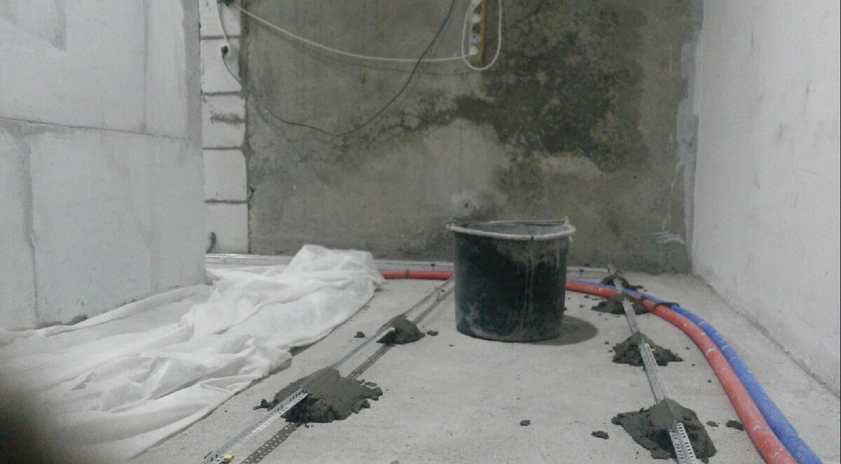 Как выровнять уровень пола. Как измерить перепад пола лазерным уровнем. Выровнять без уровня. Линейка лазерная с разметкой. Kapro® строительный уровень 977-40-60.