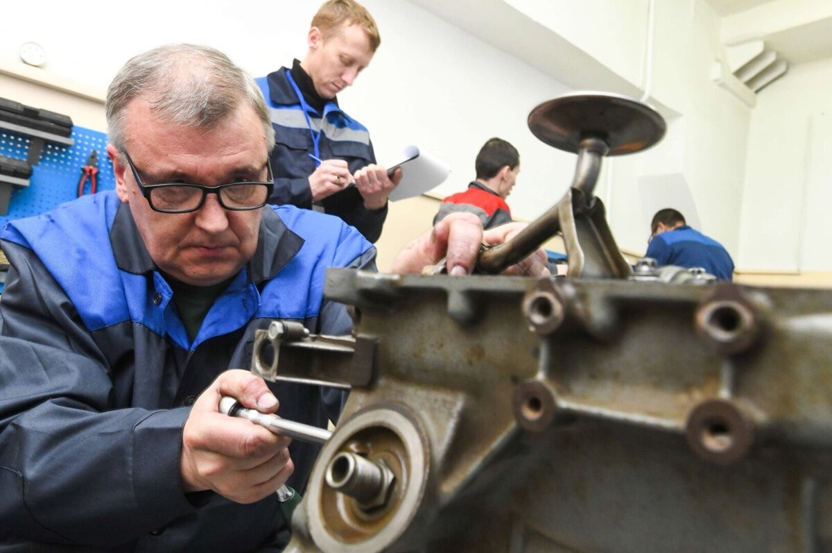 На фоне обострения дефицита кадров сегодня токарю могут платить больше, чем коммерческому директору. Особенно пенсионерам