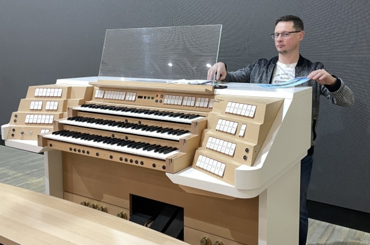    У мурманского органа 43 регистра, три мануала и 2 300 труб.