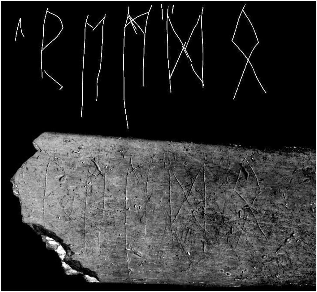 Рис. 1. Кость с надписью на старшем футарке, найденная в поселении в Ланах (близ Бржецлава)