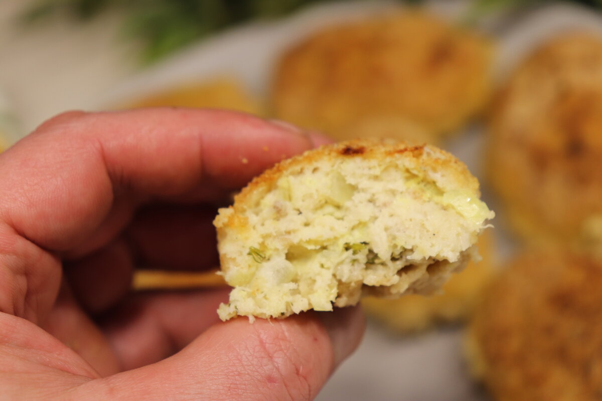 Молоко в фарш для котлет. Фарш для котлет. 50г фарша. Фарш получился жидкий что добавить для котлет. Котлеты из фарша грузия.