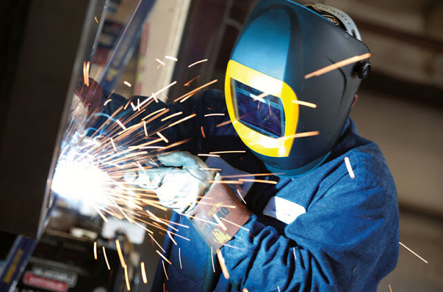 сварка металлоконструкций. сварщик. профессия сварщик. сварщик на полуавтомат. сварщик металлоконструкций.