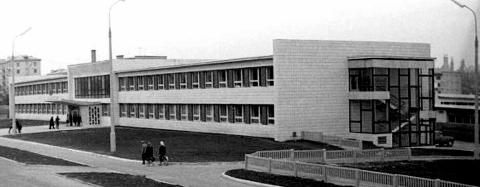 Экспериментальная школа № 5 в Донецке, по проекту И.Ю. Кара́киса. Фото 60-х годов ХХ века.