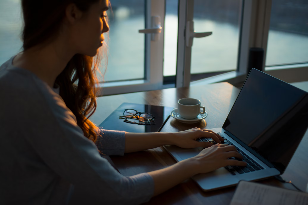 https://unsplash.com/photos/woman-sitting-beside-table-using-laptop-UK78i6vK3sc