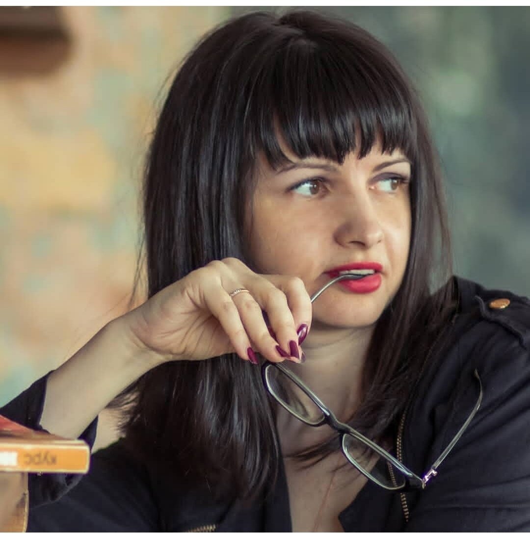 об истинной радости. бабочка на ладони. картинки с цитатами. фон для фразы. стремление к счастью.