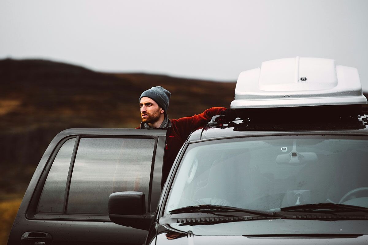 Общая пропускаемость света в салоне должна составлять не менее 70%, иначе при плохой погоде или в темное время суток есть вероятность попасть в аварию из-за плохой видимости. Источник: Unsplash.com📷
