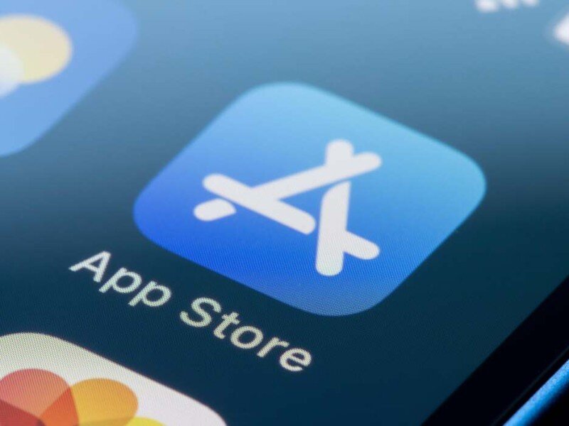    VPN не поможет. Apple строго ограничит доступ к альтернативам App Store