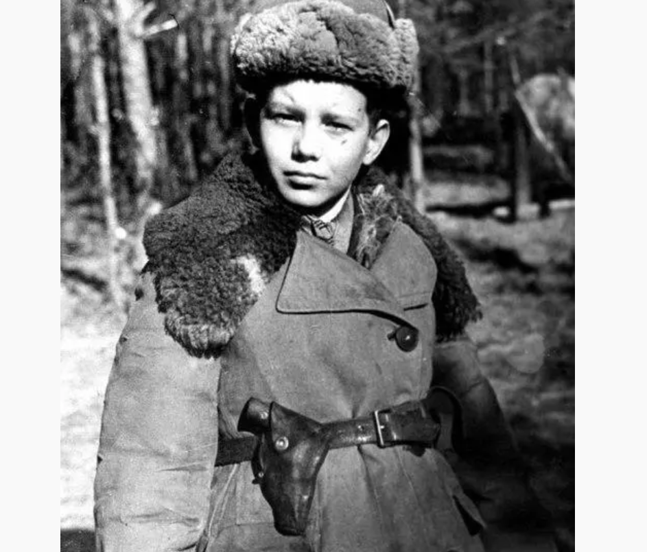 Мальчик герой фото. Мальчик с чайником из военной кинохроники. Подросток РЕГЛЙ войны.