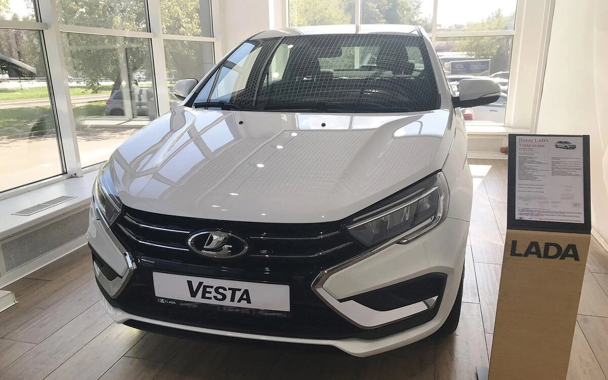 У дилеров появилась Lada Vesta без подушек безопасности. Сколько стоит  новинка | Сравни | Дзен