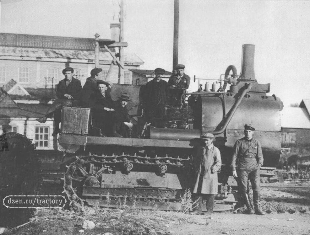 Если это не стимпанк, то что стимпанк? Гаккель сидит на месте тракториста (в шляпе).