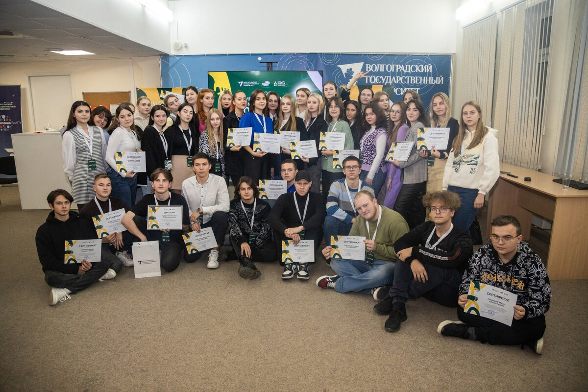 студенты дизайнеры за работой. студент за учебой. часы студента. студент время работы. студент с учебниками.