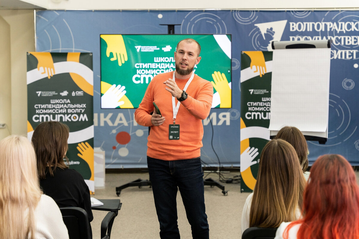 студенты. общение школьников. студенты. креативные студенты. студент за книгами и компом.