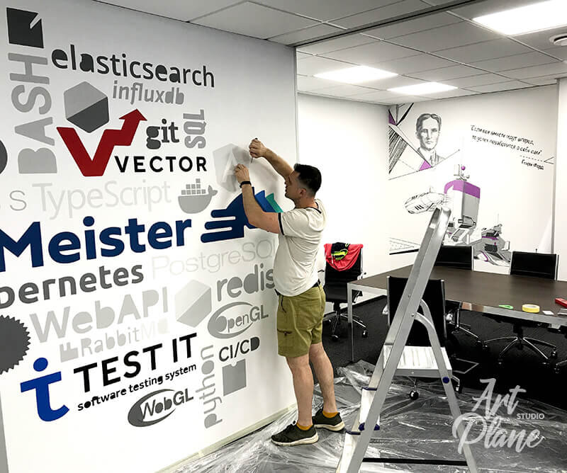 надписи на стене в интерьере. надписи на стенах. покрас лампас каллиграфия. шрифтовая композиция каллиграфия. роспись стен буквами.