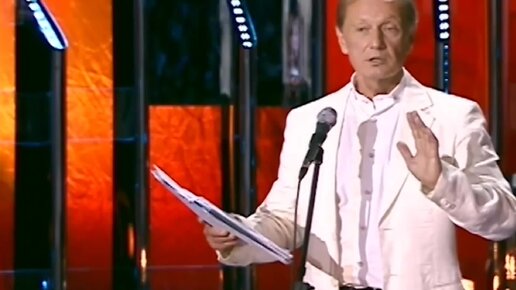 Девушка смеется. Задорно смеется. Задорно смеется. Улыбка ребенка. Девушка смеется.