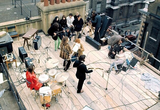 The Beatles выступают на крыше здания «Apple» 30 января 1969 года. Фото из открытых источников