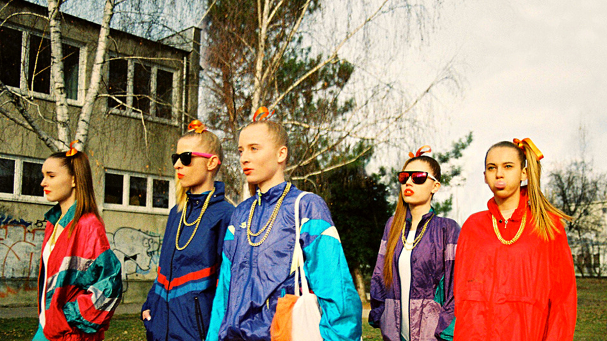 Трудится вертится. Человек в колесе. Дети мамины помощники. Трудолюбие это для детей. Как белка в колесе фразеологизм.