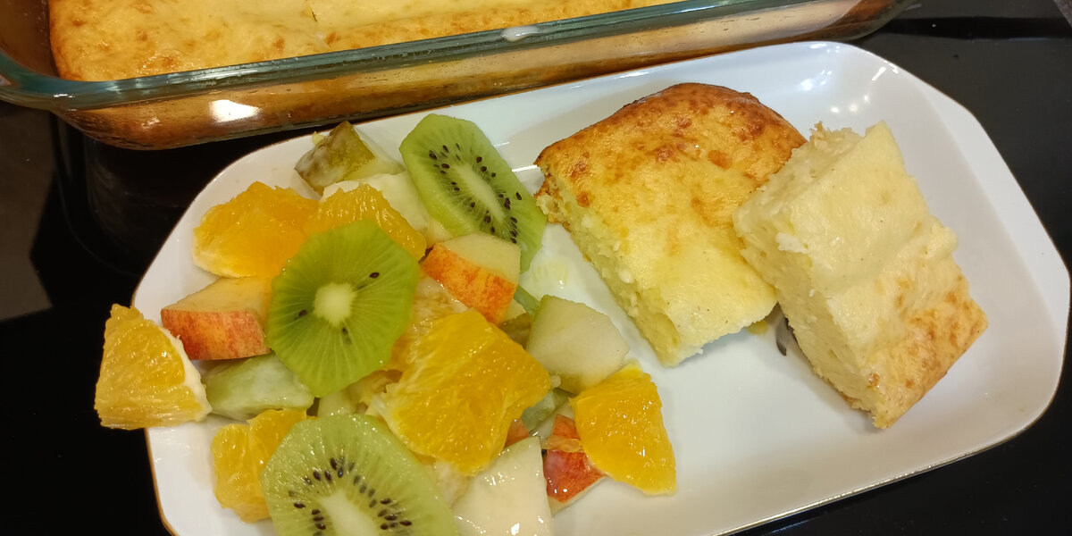 творожная запеканка без изюма квадратная в фольге. творожная запеканка с изюмом в духовке. манник. запеканка творожная.