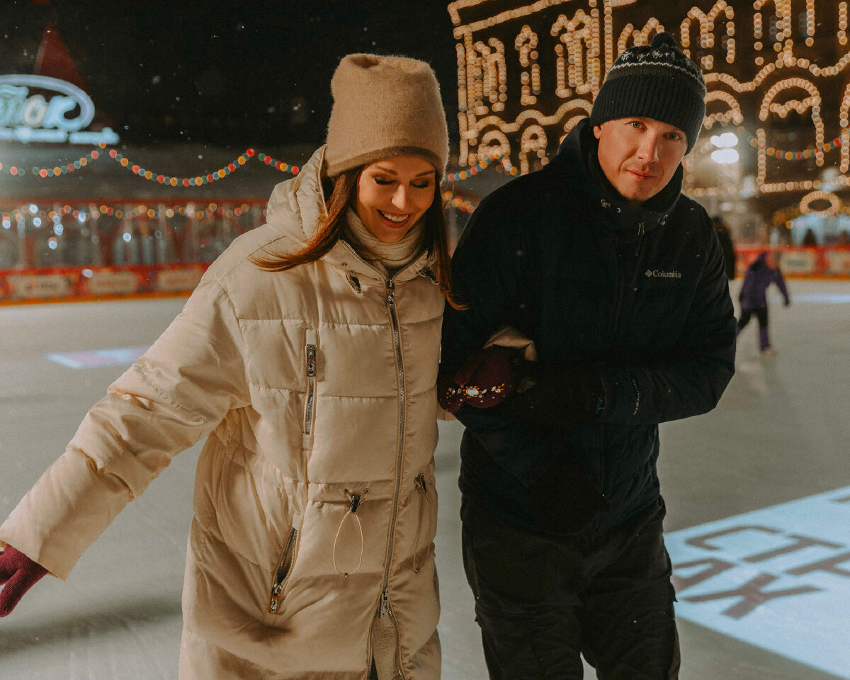 девушка за рулем со спины. пытаться ездить. путешествие на машине. бугатти за рулем рулем. ян хайцеэр.