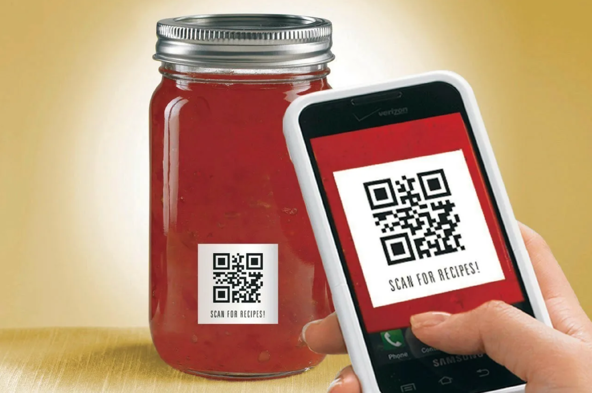 QR код на товаре. QR код на продуктах. QR код на упаковке продуктов. Этикетка с QR кодом.