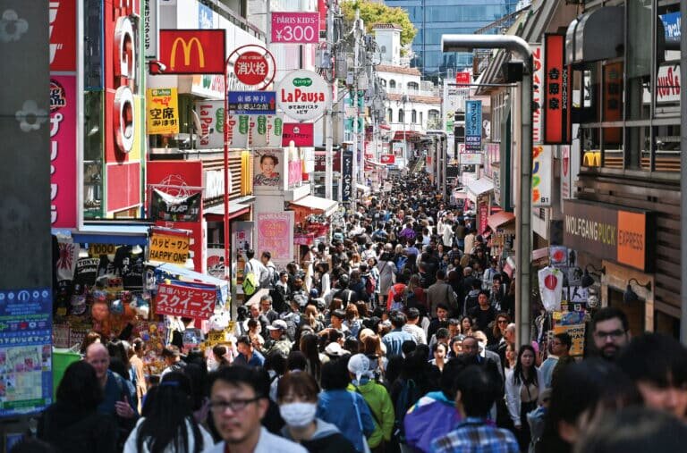    Люди толпятся на улице в токийском районе Харадзюку / © Sudipta Das, NurPhoto via Getty Images