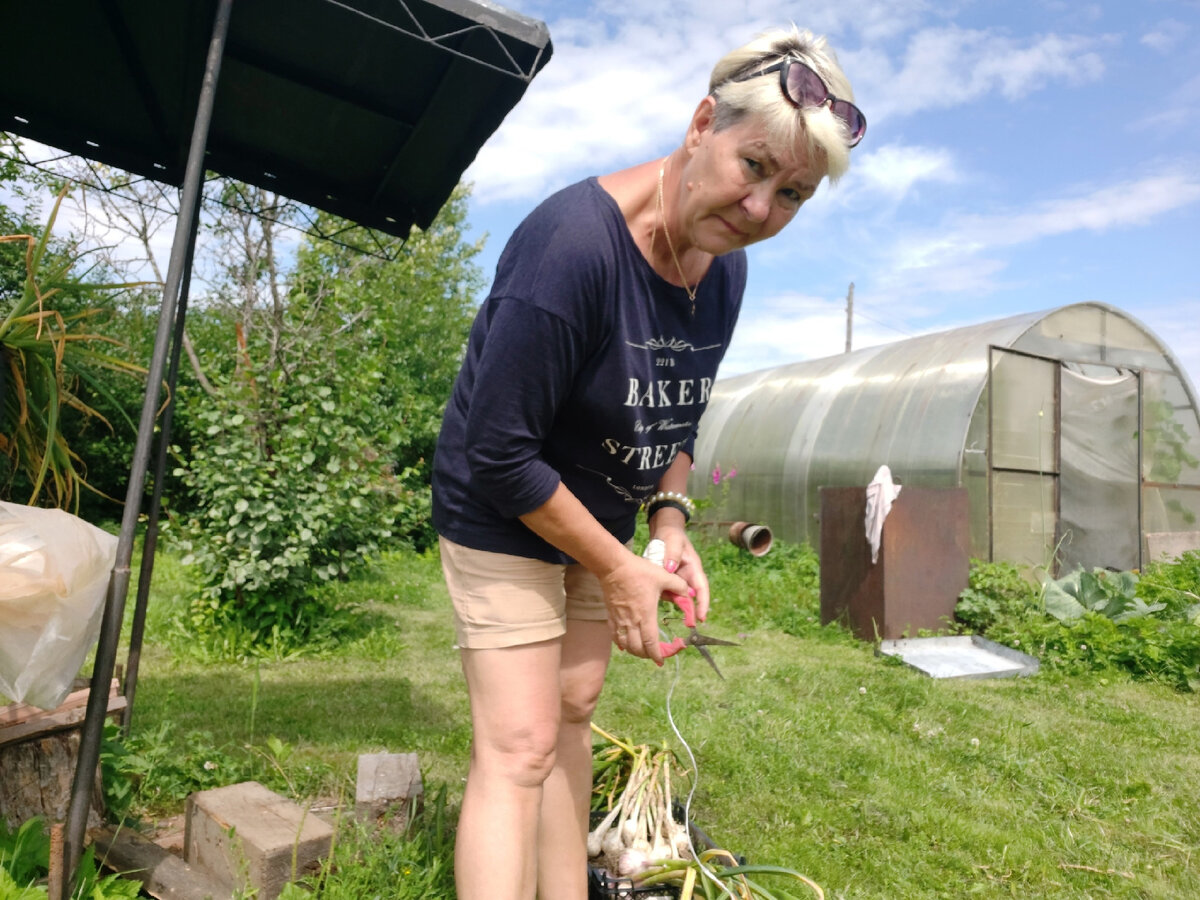Снимаю и показываю как сама делаю огородные дела.
