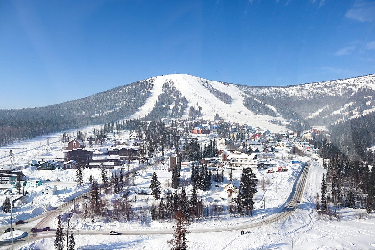 Шерегеш  горнолыжный курорт. Все что нужно знать! Обзор трасс, Ски-пасс, Отели и Гостиницы. Актуальные цены зима 2025. фото с сайта : dirsheregesh.ru