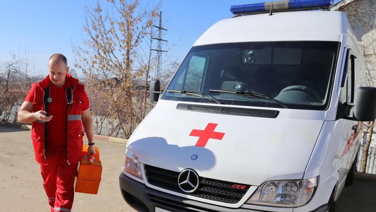 перевозка лежачих больных. машина для перевозки лежачих больных. машина для перевозки инвалидов. транспортировка лежачих больных визитка. газель для перевозки лежачих больных.