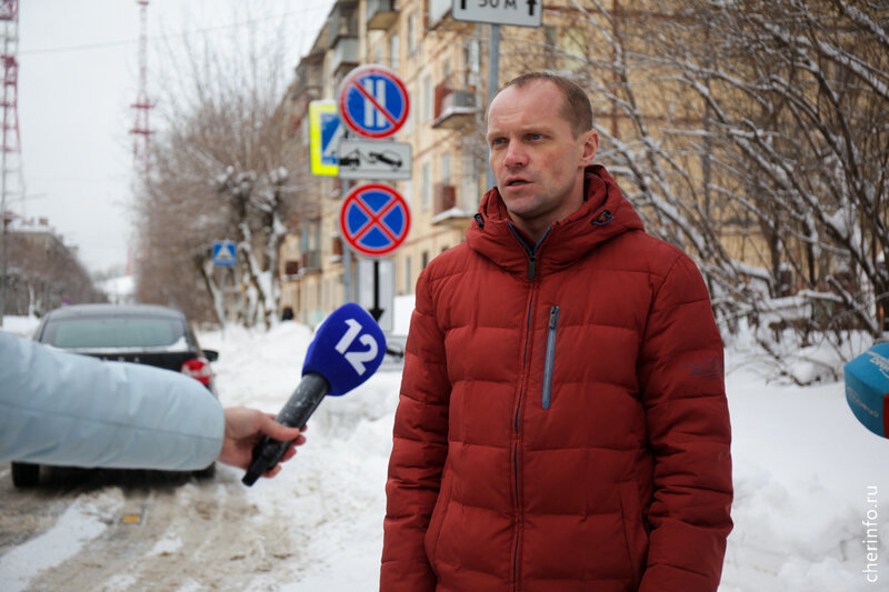    Автомобили стояли не по правилам и мешали уборке, пояснил директор Центра по защите населения и территорий от чрезвычайных ситуаций, депутат Гордумы Андрей Горчаков.
